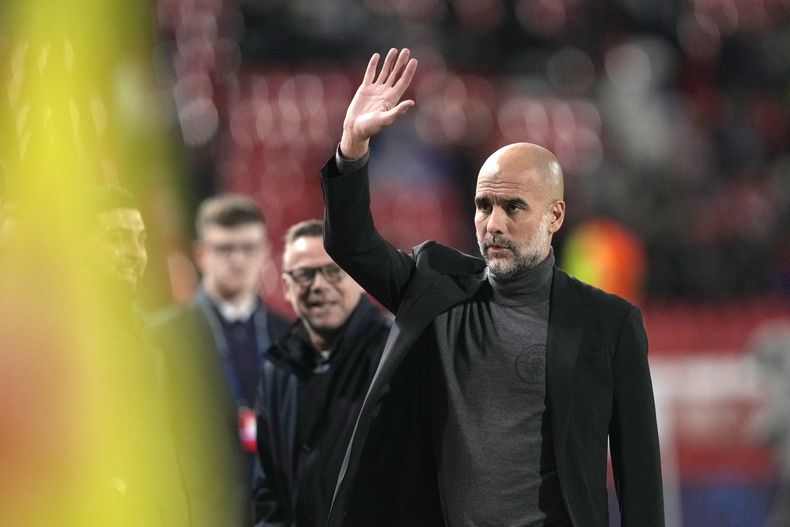 El técnico del Manchester City Pep Guardiola saluda a los aficionados antes del encuentro ante el Red Star de Belgrado en el Grupo G de la Liga de Campeones el miércoles 13 de diciembre del 2023. (AP Foto/Darko Vojinovic)