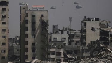 Ayuda humanitaria es lanzada vía aérea en Ciudad Gaza, Franja de Gaza, el 28 de julio del 2025. (AP foto/Jehad Alshrafi)