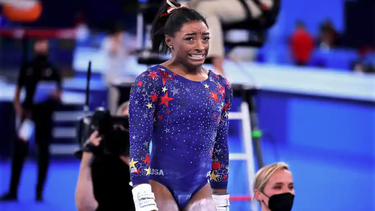 simone biles confirmo que dejo la final de gimnasia por problemas mentales: estoy lidiando contra todos esos demonios