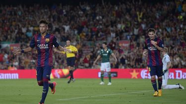 americateve | El jugador del Barcelona, Neymar, izquierda, festeja tras anotar un gol contra el Le&oacute;n en un partido amistoso el lunes, 18 de agosto de 2014, en Barcelona. (AP Photo/Manu Fernandez)