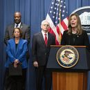 La administradora de la DEA, Anne Milgram, con, de izquierda a derecha, el inspector jefe de correos Gary Barksdale, la fiscal general adjunta Lisa Monaco, el secretario de Justicia Merrick Garland y el subsecretario del Tesoro Adewale Wally Adeyemo, habla durante una conferencia de prensa en el Departamento de Justicia sobre medidas contra la cadena de suministro de precursores químicos de fentanilo, el martes 3 de octubre de 2023, en Washington. (AP Foto/Manuel Balce Ceneta)