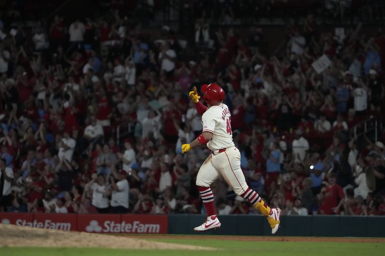 El panameño Iván Herrera recorre las bases luego de batear un jonrón de tres carreras ante los Guardianes de Cleveland, el sábado 21 de septiembre de 2024 (AP Foto/Jeff Roberson)
