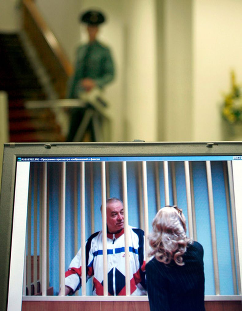 ARCHIVO - Sergei Skripal, a la izquierda, se ve en una pantalla hablando con su abogado tras las rejas en Moscú, el 9 de agosto de 2006. (AP Foto/Misha Japaridze, Archivo)