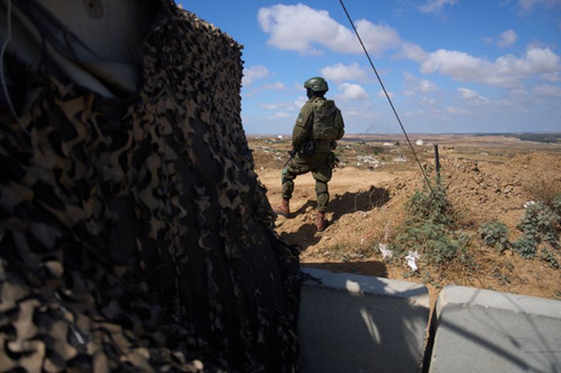 Un soldado israelí ocupa una posición militar con vistas a la llamada Línea Amarilla en el centro de la Franja de Gaza, el martes 26 de mayo de 2026. (Foto AP/Ariel Schalit)