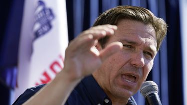 El gobernador de Florida y aspirante a la candidatura presidencial republicana, Ron DeSantis, habla el 12 de agosto de 2023, en Des Moines, Iowa. (AP Foto/Jeff Roberson)