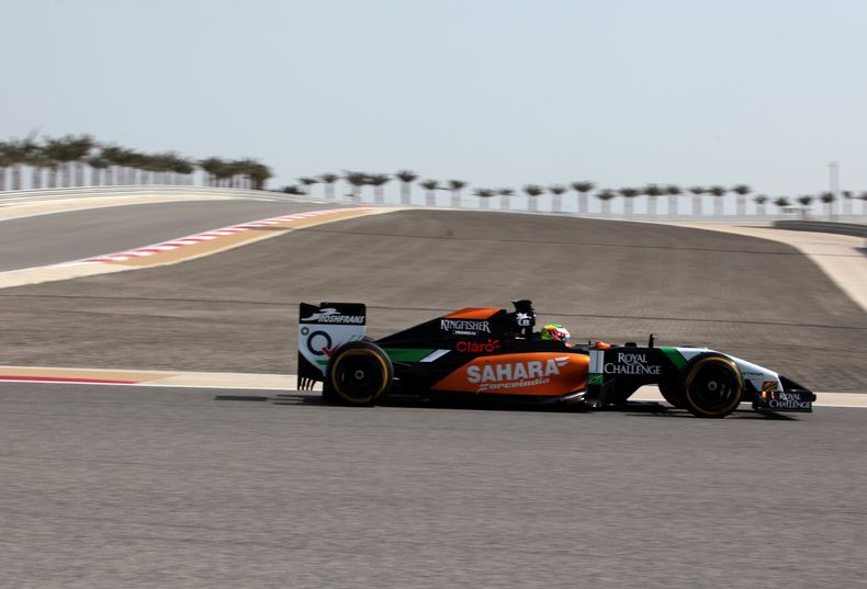 El piloto mexicano de Force India, Sergio P&eacute;rez, maneja en una prueba de pretemporada de la F1 el jueves, 27 de febrero de 2014, en Bahrein. (AP Photo/Hasan Jamali)