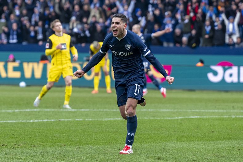 Georgios Masouras del Bochum celebra tras anotar el segundo gol de su equipo en el encuentro ante el Borussia Dortmund en la Bundesliga el sábado 15 de febrero del 2025. (David Inderlied/dpa via AP)