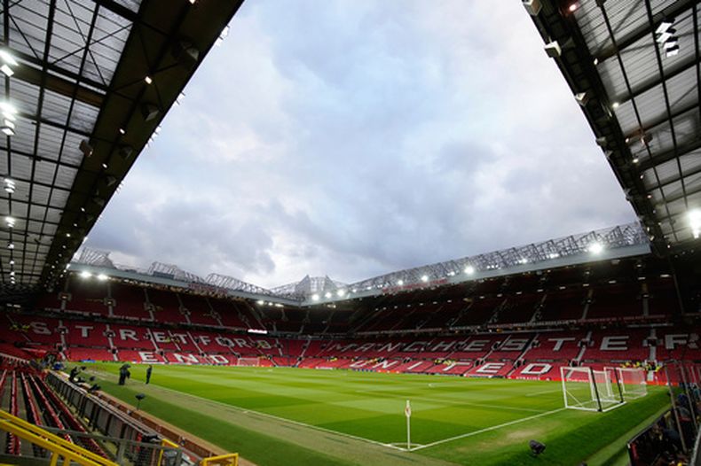 ARCHIVO - Foto del 13 de marzo del 2025, el estadio de Old Trafford antes del encuentro de la Liga Europa entre el Manchester United y la Real Sociedad. (AP Foto/Dave Thompson, Archivo)