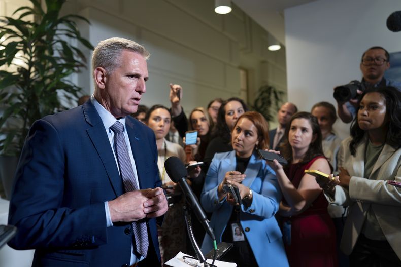 El presidente de la Cámara de Representantes de Estados Unidos, Kevin McCarthy, informa a los reporteros tras una reunión privada, en el Capitolio, Washington, el martes 19 de septiembre de 2023. (AP Foto/J. Scott Applewhite)