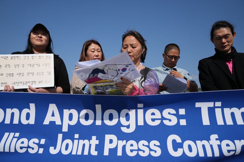 Kee Soon Jager (centro), que fue adoptada en Alemania cuando tenía 4 años en 1976, interviene en una conferencia de prensa en Seúl, Corea del Sur, el 30 de octubre de 2026. (AP Foto/Lee Jin-man)