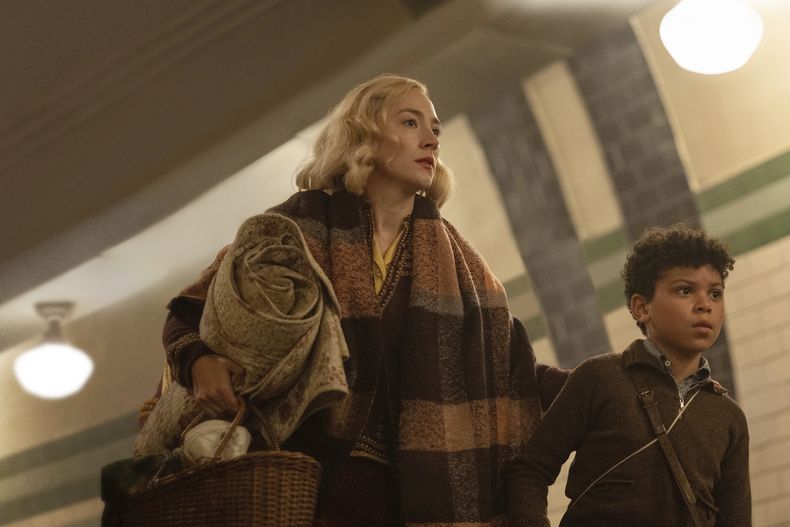 En esta imagen difundida por Apple TV+, Saoirse Ronan, izquierda, y Elliott Heffernan en una escena de Blitz. (Apple TV+ vía AP)