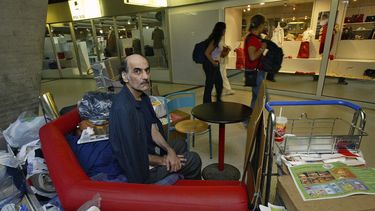 Muere en aeropuerto de París iraní que inspiró La Terminal