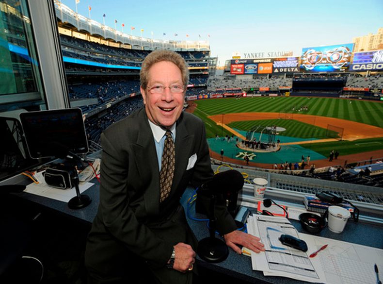 ARCHIVO - En esta foto del 25 de septiembre de 2009, John Sterling, locutor de los Yankees de Nueva York, posa en la cabina de transmisión previo a un juego contra los Medias Rojas de Boston, en el Yankee Stadium. (AP Foto/Bill Kostroun)