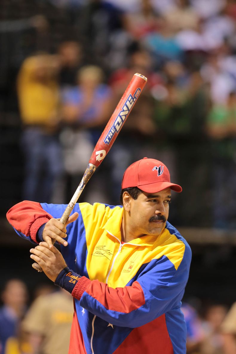 El presidente de Venezuela Nicol&aacute;s Maduro se prepara para batear en un juego amistoso de softbol por la paz y la vida, en Caracas, el s&aacute;bado 11 de enero de 2014. (Foto AP/Presidencia de Miraflores)