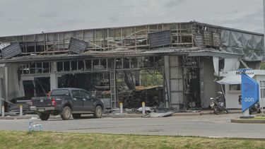 Un minisúper en una gasolinera que resultó dañado por artillería de Camboya en la provincia de Sisaket, Tailandia, el viernes 25 de julio de 2025. (AP Foto/Sakchai Lalit)