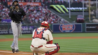 El cubano Jorge Soler, de los Marlins de Miami, festeja tras conectar un jonrón, frente al cátcher Chad Wallach de los Angelinos de Los Ángeles, el viernes 26 de mayo de 2023 (AP Foto/Mark J. Terrill)