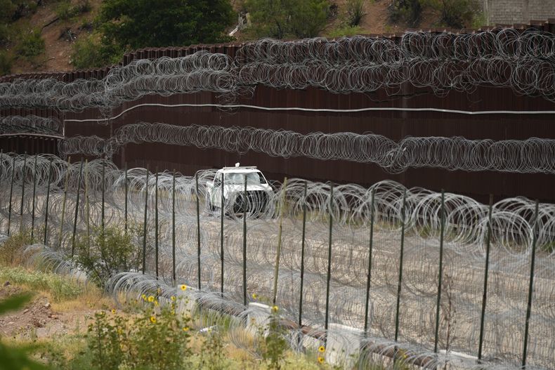 Un vehículo en el lado estadounidense de la frontera con México, en Nogales, Arizona, el 25 de junio del 2024. (Foto AP/Jae C. Hong, Pool)