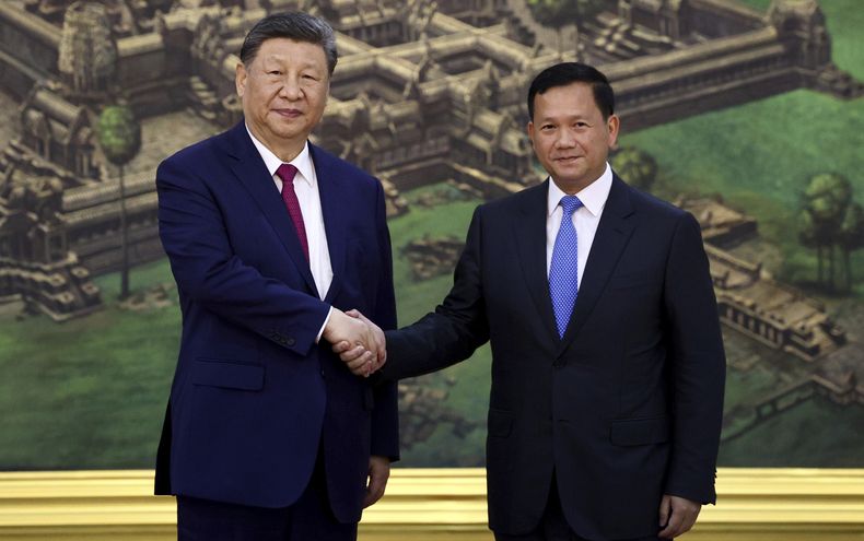 En esta fotografía publicada por la Agencia Kampuchea Press (AKP), el primer ministro camboyano Hun Manet (derecha), estrecha la mano del presidente chino Xi Jinping durante una ceremonia de bienvenida en el Palacio Real de Nom Pen, Camboya, el jueves 17 de abril de 2025. (AKP vía AP)