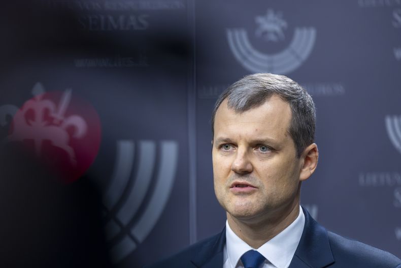 ARCHIVO - El primer ministro de Lituania, Gintautas Paluckas, habla a reporteros en el Parlamento, en Vilna, Lituania, el 21 de noviembre de 2024. (AP Foto/Mindaugas Kulbis, archivo)