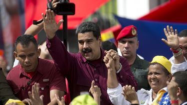 Maduro y opositores comienzan diálogo con mediación vaticana