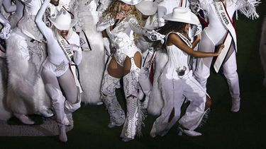 ARCHIVO - Beyoncé, en el centro, se une a su hija Blue Ivy, a la derecha, durante una actuación de medio tiempo en un partido de fútbol americano de la NFL entre los Baltimore Ravens y los Houston Texans, el 25 de diciembre de 2024, en Houston. (Foto AP/Maria Lysaker, archivo)