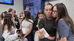 Las hermanas gemelas Emma Leibowitz, izquierda, y Kayla Leibowitz participan en un ensayo de la ceremonia de graduación de la secundaria John F. Kennedy de Plainview-Old Bethpage en la Universidad Hofstra, el martes 17 de junio de 2025, en Hempstead, Nueva York. (AP Foto/Philip Marcelo)
