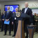 El presidente Joe Biden da un discurso durante una visita a la frontera sur de Estados Unidos, el jueves 29 de febrero de 2024, en Brownsville, Texas. De izquierda a derecha están también el alcalde de Brownsville, John Cowen; el secretario de Seguridad Nacional Alejandro Mayorkas, y el representante demócrata Vicente Gonzalez. (AP Foto/Evan Vucci)
