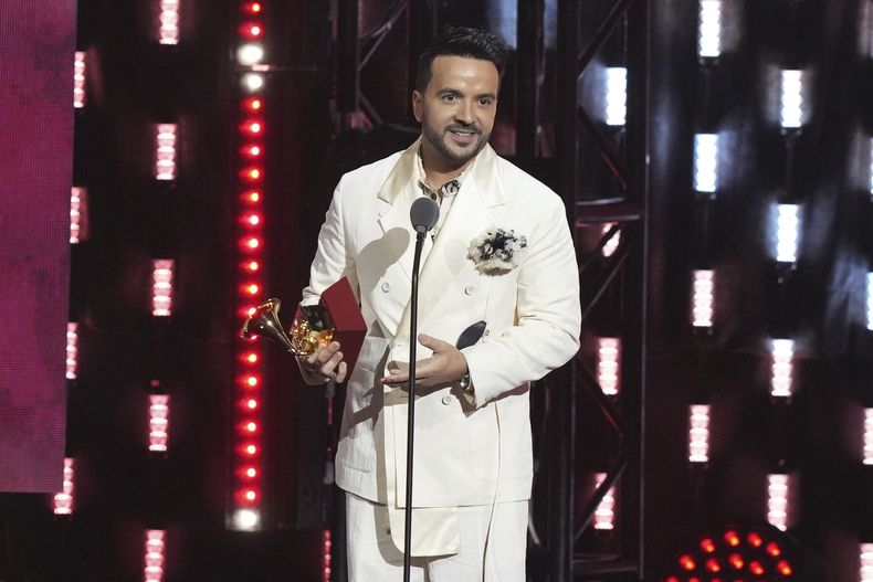 Luis Fonsi recibe el premio a mejor álbum vocal pop en la ceremonia del Latin Grammy el jueves 14 de noviembre de 2024, en Miami. (Foto AP/Lynne Sladky)