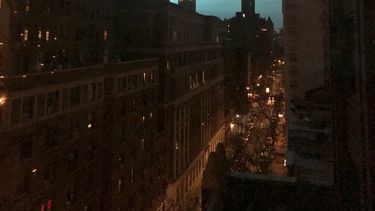 investigan destello que ilumino de azul la noche en ny