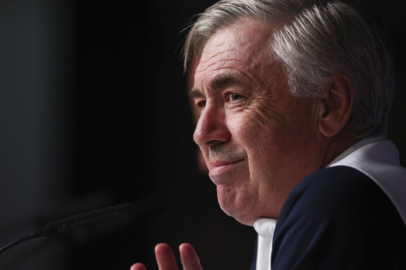 El técnico del Real Madrid Carlo Ancelotti durante la conferencia de prensa antes del encuentro de octavos de final de la Liga de Campeones ante el Leipzig el lunes 12 de febrero del 2024. (Jan Woitas/dpa via AP)