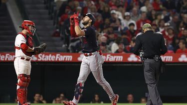 El primera base de los Mellizos de Minnesota Joey Gallo (13) hace un gesto tras pega un jonrón en el sexto inning de su juego de béisbol contra los Angelinos de Los Ángeles, en Anaheim, California, el sábado 20 de mayo de 2023. (AP Foto/Jessie Alcheh)
