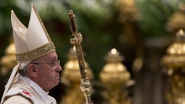americateve | El papa Francisco sale de una ceremonia en la que orden&oacute; nuevos obispos, en la bas&iacute;lica de San Pedro, en el Vaticano, el jueves 24 de octubre de 2013. El s&aacute;bado 26 , el papa nombr&oacute; un nuevo nuncio apost&oacute;lico en Venezuela