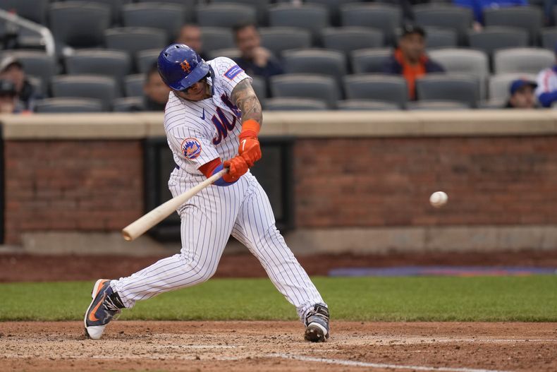 Francisco Álvarez de los Mets de Nueva York conecta un doble de dos carreras en la sexta entrada del segundo juego de una doble cartelera ante los Bravos de Atlanta el lunes 1 de mayo del 2023. (AP Foto/Seth Wenig)