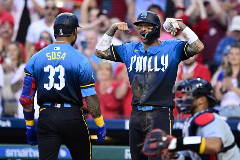 Nick Castellanos, derecha, de los Filis de Filadelfia, celebra con Edmundo Sosa (33) después de que éste bateara cuadrangular de dos carreras contra Miles Mikolas, de los Cardenales de San Luis, durante la segunda entrada del juego de béisbol el viernes 31 de mayo de 2024, en Filadelfia. (AP Foto/Derik Hamilton)