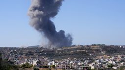 Una columna de humo se eleva a consecuencia de un ataque aéreo israelí en las afueras de Aita al Shaab, un poblado libanés fronterizo con Israel, el sábado 4 de noviembre de 2023, en el sur de Líbano. (AP Foto/Hussein Malla)