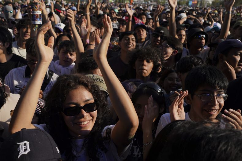 El público en el concierto del a música puertorriqueña Gale en el festival AXE Ceremonia en el parque Bicentenario en la Ciudad de México el sábado 23 de marzo de 2024. (Foto AP/Marco Ugarte)