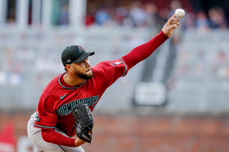 El venezolano Eduardo Rodríguez, de los Diamondbacks de Arizona, hace un pitcheo en el duelo del sábado 15 de agosto de 2026 ante los Bravos de Atlanta (AP Foto/Erik S. Lesser)