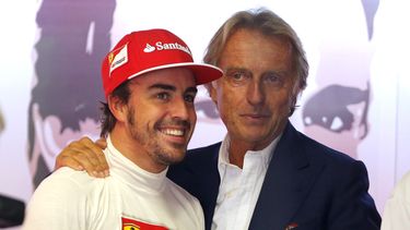 americateve | En esta foto del 6 de septiembre de 2014, el presidente de Ferrari, Luca di Montezemolo, posa con el piloto espa&ntilde;ol Fernando Alonso en los boxes de Ferrati en la pista de Monza, Italia. El presidente de Ferrari, Luca Di Montezemolo, renunciar&aacut