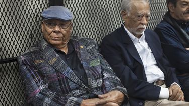 ARCHIVO - Los exmilitares Benedicto Lucas García, izquierda, y Edilberto Letona Linares, sentados en una celda en una sala de audiencias en Ciudad de Guatemala, el 2 de marzo de 2017. Una sala de apelaciones de Guatemala desobedeció un fallo de la Corte Interamericana de Derechos Humanos el viernes 9 de junio de 2023, al ordenar la liberación de tres militares de alto rango condenados por delitos de lesa humanidad, entre ellos, Lucas García. (AP Foto/Moisés Castillo, Archivo)