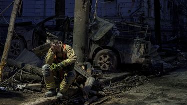 Un rescatista descansa cerca de un edificio universitario destruido por un ataque de misil en Sumy, Ucrania, el domingo 13 de abril de 2025. (AP Foto/Evgeniy Maloletka)
