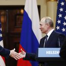 ARCHIVO - El presidente de Estados Unidos, Donald Trump, estrecha la mano de su homólogo ruso, Vladímir Putin, al final de una conferencia de prensa conjunta en el Palacio Presidencial de Helsinki, Finlandia, el 16 de julio de 2018. (AP Foto/Alexander Zemlianichenko, archivo)