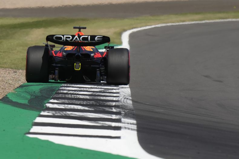 Max Verstappen piloto holandés de Red Bull conduce su auto durante la primera práctica libre en el circuito de Silverstone, para el Gran Premio Británico de la Formula Uno. Viernes 7 de julio de 2023.(AP Foto/Luca Bruno)