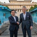 En esta imagen proporcionada por el Ministerio surcoreano de Defensa, el secretario estadounidense de Defensa, Pete Hegseth, a la derecha, estrecha la mano del ministro surcoreano de Defensa, Ahn Gyu-back, en el lado sur de Panmunjom, en la Zona Desmilitarizada, en Corea del Sur, el lunes 3 de noviembre de 2025. (Ministerio surcoreano de Defensa via AP)