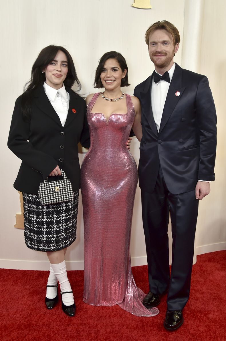 Billie Eilish, de izquierda a derecha, America Ferrera y Finneas OConnell llegan a los Oscar el domingo 10 de marzo de 2024, en el Teatro Dolby en Los Ángeles. (Foto Richard Shotwell/Invision/AP)
