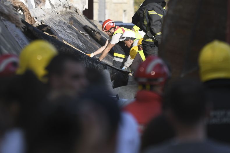 Rescatistas buscan a personas atrapadas tras el colapso de un techo de concreto en una estación de tren en Novi Sad, Serbia, el viernes 1 de noviembre de 2024. (AP Foto)