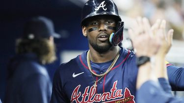 ARCHIVO - Jorge Soler, de los Bravos de Atlanta, celebra después de conectar un jonrón durante la segunda entrada de un juego de béisbol contra los Marlins de Miami, el 21 de septiembre de 2024, en Miami. (AP Foto/Marta Lavandier, Archivo)