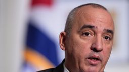 ARCHIVO - Ernesto Soberón Guzmán, embajador de Cuba ante Naciones Unidas, habla con reporteros en Nueva York, el 23 de abril de 2026. (AP Foto/Seth Wenig, archivo)