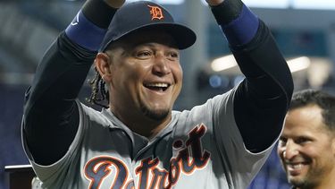 El venezolano Miguel Cabrera muestra una edición especial de un ron que le obsequiaron los Marlins de Miami, durante una ceremonia previa al encuentro del viernes 28 de julio de 2023 (AP Foto/Marta Lavandier)