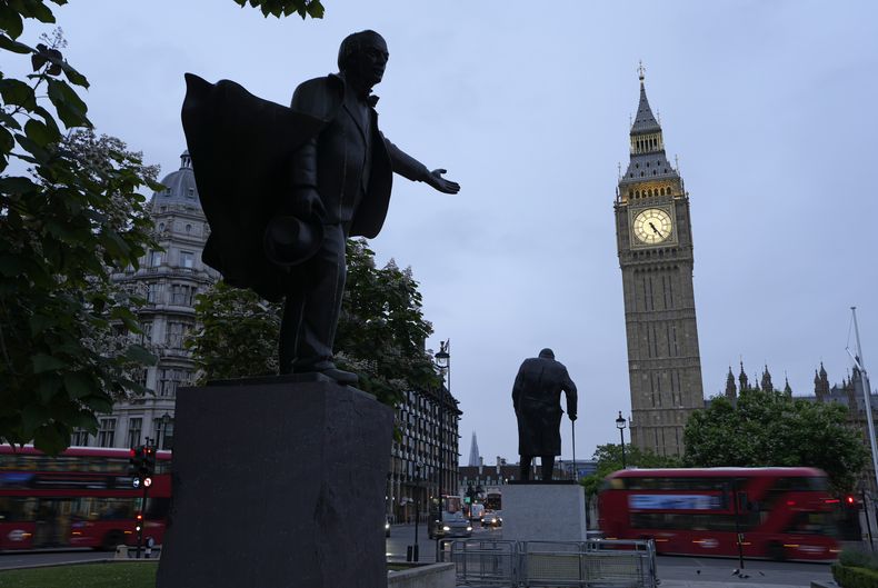 Las estatuas de los exprimeros ministros David Lloyd George, izquierda, y Winston Churchill, en la Plaza del Parlamento en Westminster, frente a las Cámaras del Parlamento en Londres, el viernes 5 de julio de 2024. (AP Foto/Vadim Ghirda)