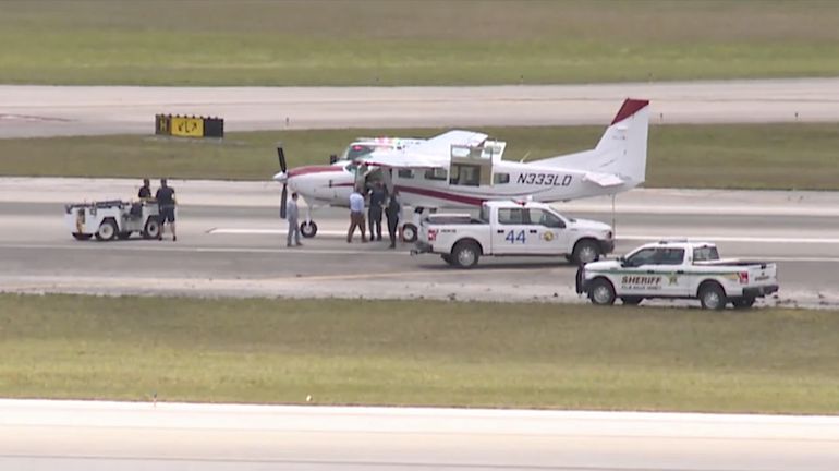 Pasajero sin experiencia de vuelo aterriza avión en aeropuerto en Palm Beach